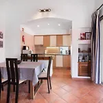 Βίλα Lotus Villa, Αλμπουφέιρα